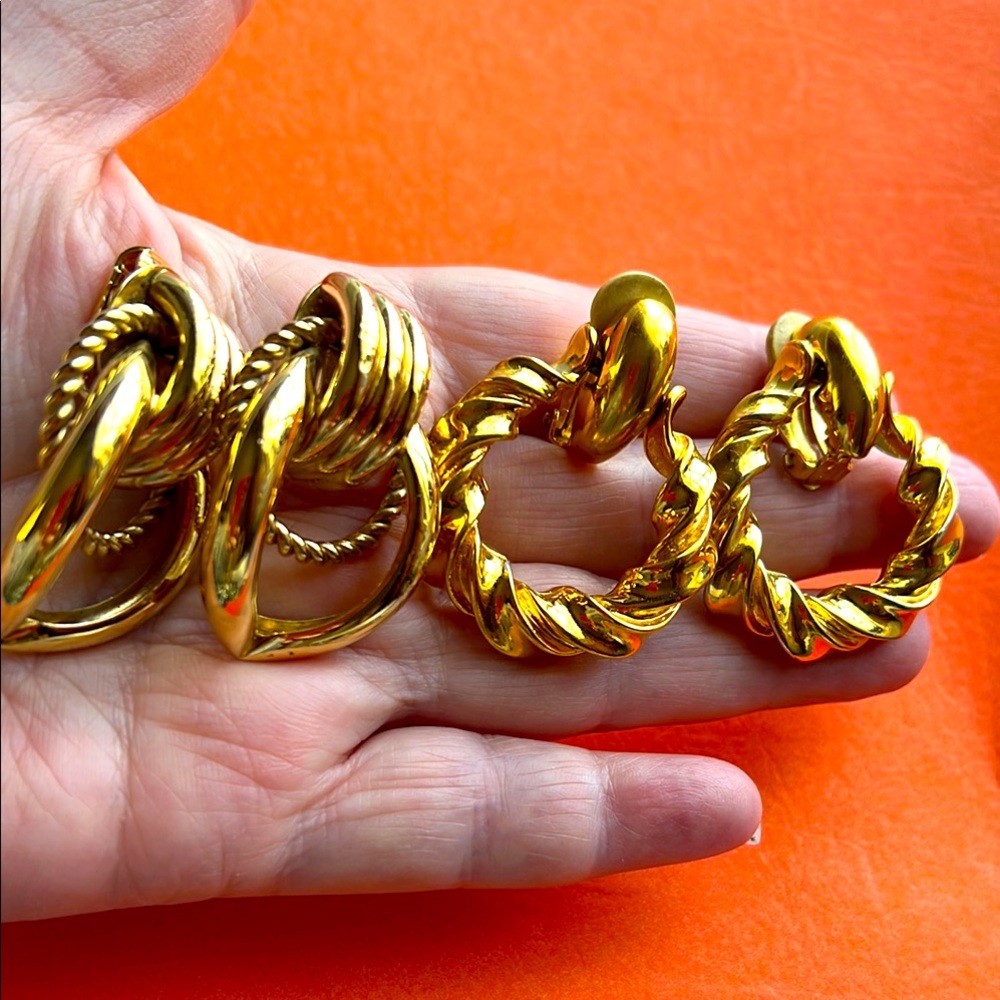 Lot of 2 vintage gold tone metal 80s clip on earrings